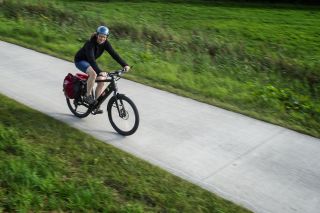 Vrouw op e-bike bij zorginstelling Groningen
